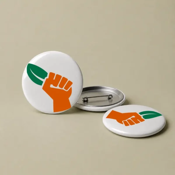 Badge Eco Action blanc avec logo écologique représentant une main tenant une feuille verte.