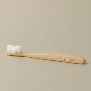 Brosse à dents écologique en bois naturel avec marquage Eco Action.