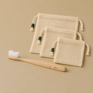 Pack Découverte Eco Action comprenant une brosse à dents écologique en bois et trois sacs à vrac réutilisables.