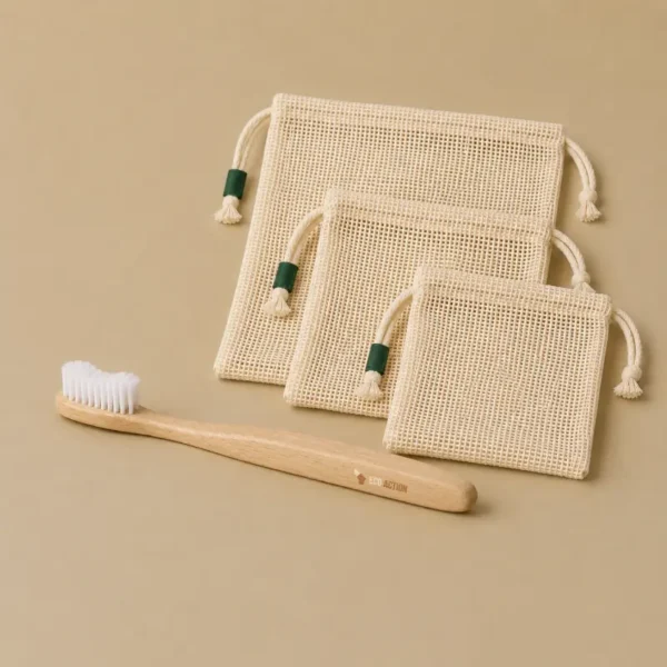 Pack Découverte Eco Action comprenant une brosse à dents écologique en bois et trois sacs à vrac réutilisables.
